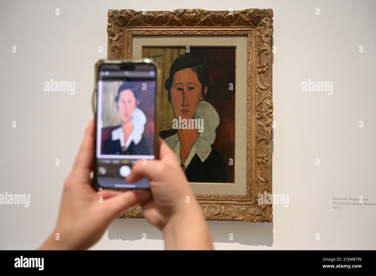 Roma, Italia - 1 novembre 2024: Visitatori nei pressi del dipinto di Amedeo Modigliani nella Galleria Nazionale d'Arte moderna e Contemporanea (la Galleria Nazionale Foto Stock