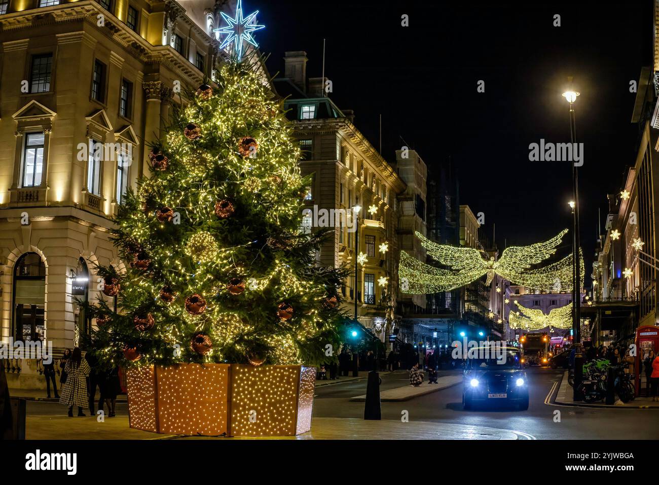 Albero di Natale decorato, Waterloo Place, Londra, Regno Unito Foto Stock