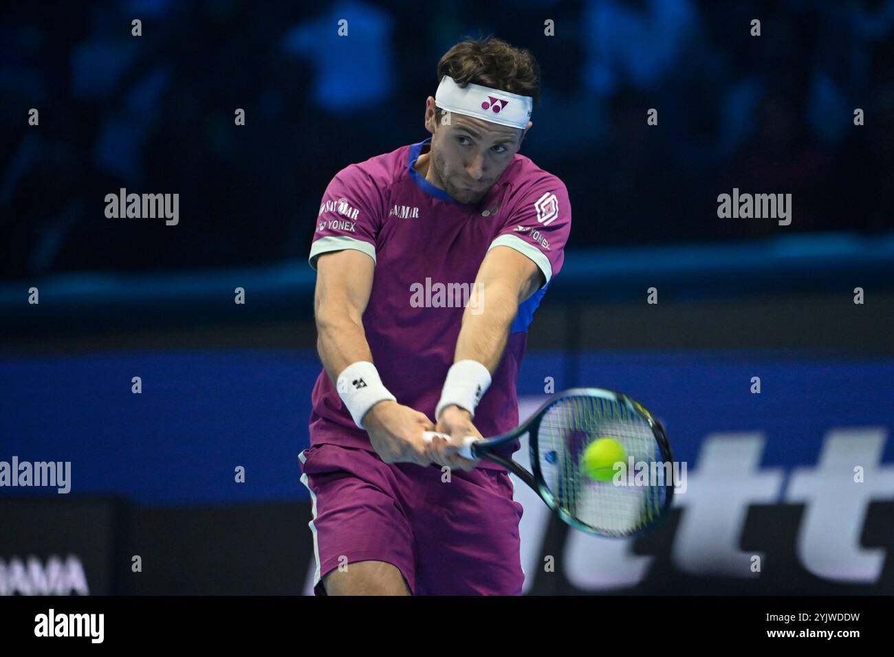 Torino, Italia - 15 novembre: Casper Ruud di Norvegia in azione contro Andrey Rublev durante la loro partita maschile Nitto ATP Finals durante il primo giorno delle finali Nitto ATP all'Inalpi Arena di Torino. Credito: Migliori immagini/Alamy Live News Foto Stock