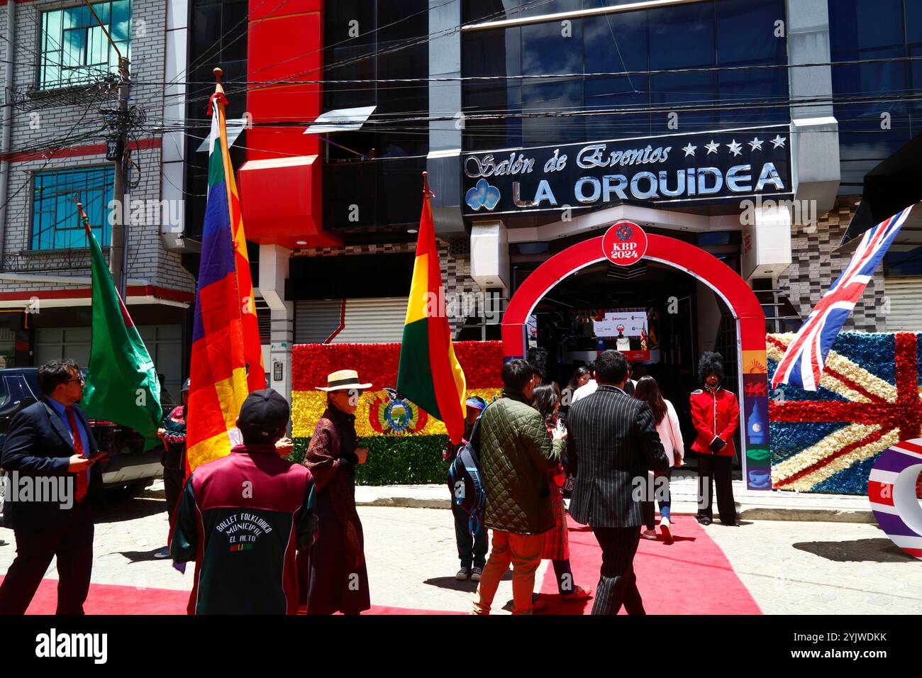 El alto, BOLIVIA; 15 novembre 2024: Persone vestite da guardie reali attendono gli ospiti all'arrivo presso la sala eventi di la Orquidea per un evento organizzato dall'Ambasciata britannica in Bolivia per commemorare il compleanno di Carlo III (che era ieri). L'evento è stato anche per promuovere le relazioni culturali, il commercio e legami più stretti tra Bolivia e Regno Unito. Foto Stock