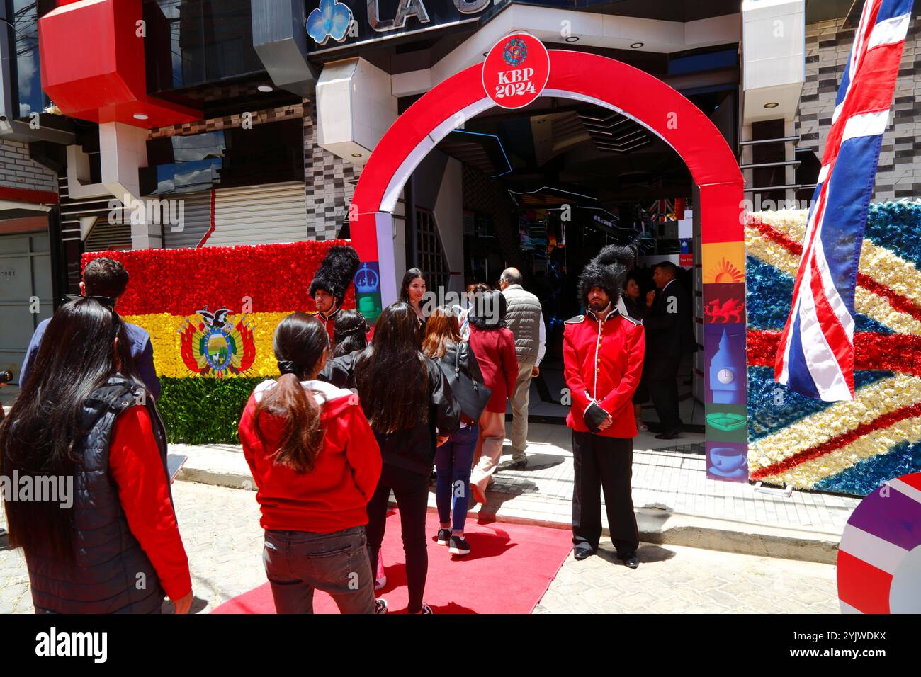 El alto, BOLIVIA; 15 novembre 2024: Persone vestite da guardie reali attendono gli ospiti al loro arrivo ad un evento organizzato dall'Ambasciata britannica in Bolivia per commemorare il compleanno di Carlo III (che era ieri). L'evento è stato anche per promuovere le relazioni culturali, il commercio e legami più stretti tra Bolivia e Regno Unito. Foto Stock