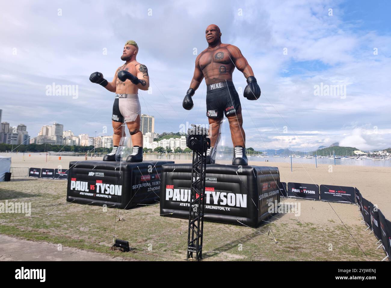 Rio de Janeiro, Brasilien, 15.11.2024: Aufblasbare Werbefiguren werben für den Boxkampf Mike Tyson vs. Jake Paul, am Strand von Botafogo kann man sich die Übertragung öffentlich ansehen *** Rio de Janeiro, Brasile, 15 11 2024 Inflatable advertising figures promuovono il match di pugilato Mike Tyson vs Jake Paul la trasmissione può essere guardata dal pubblico sulla spiaggia di Botafogo Copyright: drichxtsx 51521 Foto Stock