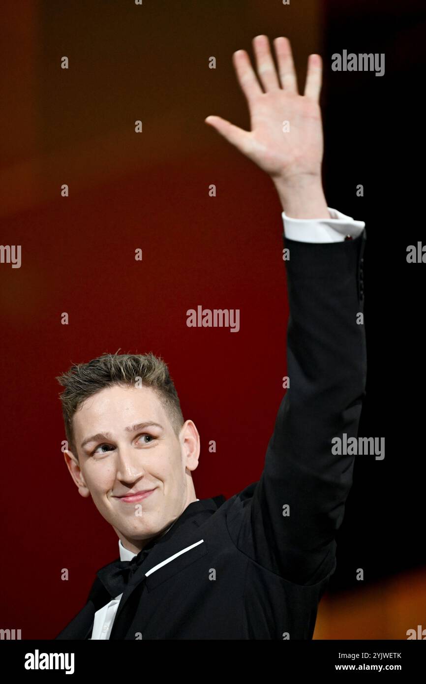 Lipsia, Germania. 15 novembre 2024. Il nuotatore Lukas Märtens è onorato nella categoria sport alla cerimonia di premiazione dei media Golden Hen. Il premio del pubblico viene presentato per la 30esima volta in un gala televisivo a Lipsia. Crediti: Hendrik Schmidt/dpa/Alamy Live News Foto Stock