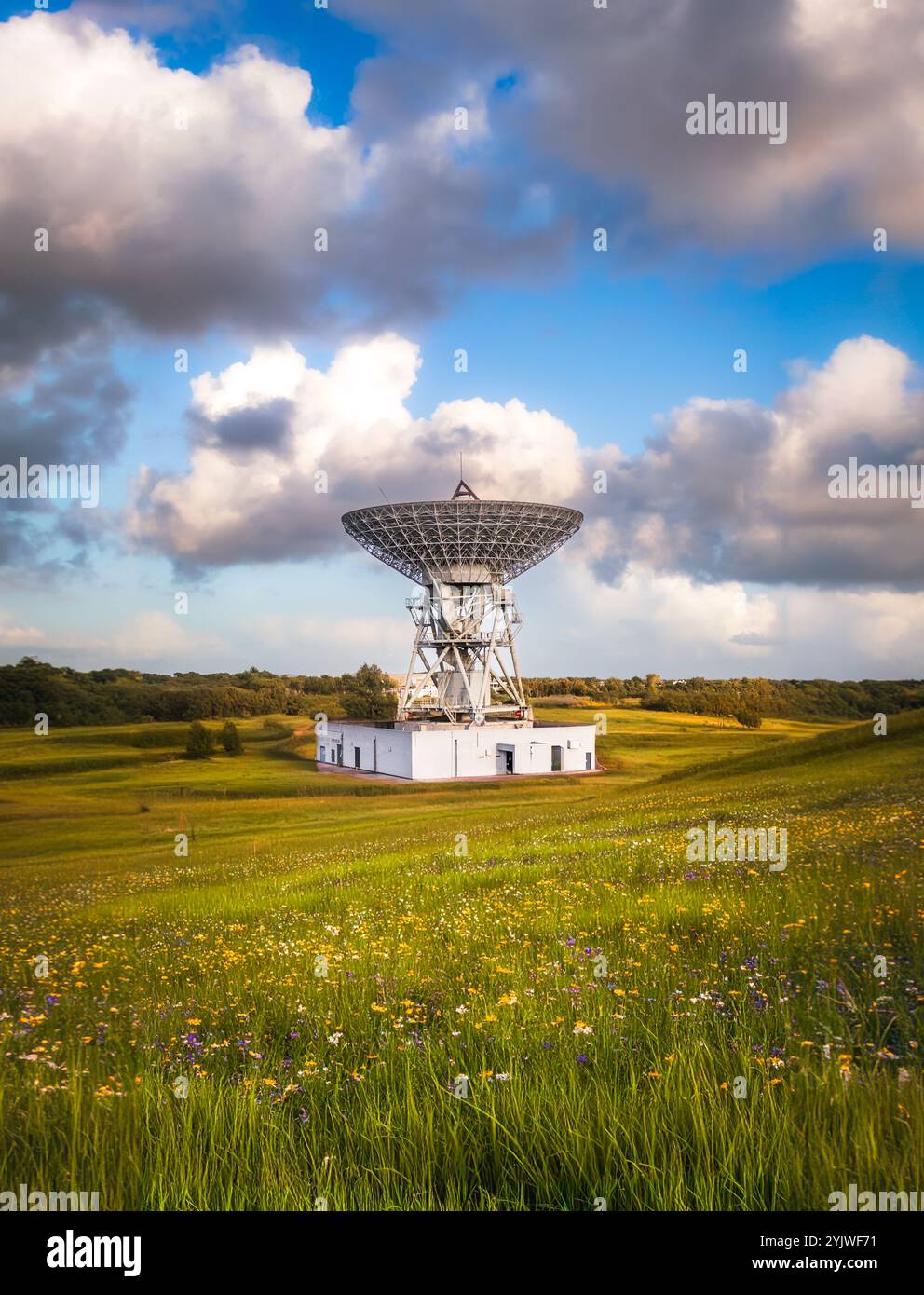 Un'antenna satellitare di grandi dimensioni rivolta direttamente verso l'alto e che invia e riceve segnali e messaggi dallo spazio profondo Foto Stock