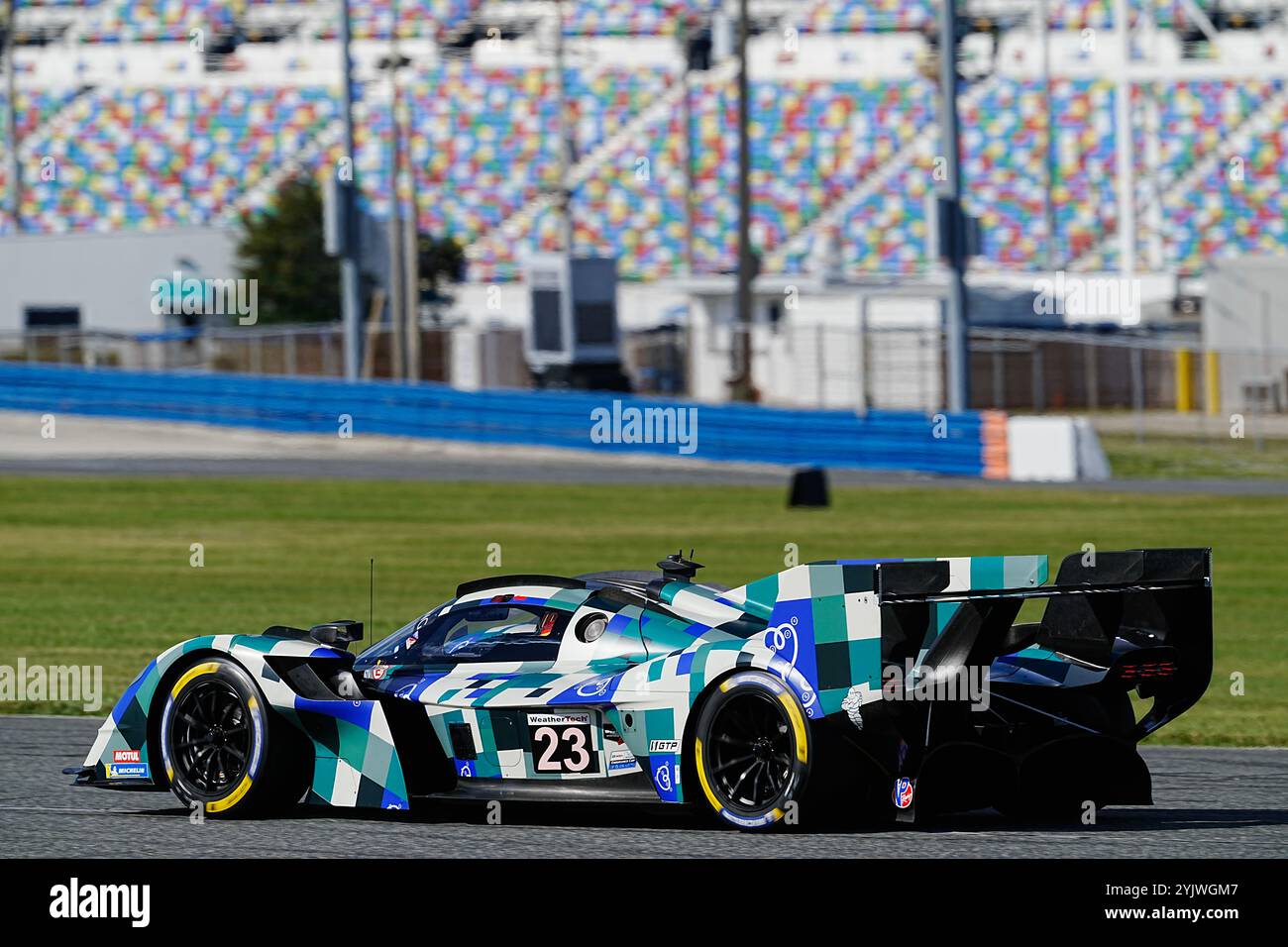 Daytona Beach, Florida, Stati Uniti. 15 novembre 2024. Il 23° ASTON MARTIN THOR Team, Aston Martin Valkyrie, GTP guidato da Ross Gunn, Alex Riberas, Roman De Angelis durante i test IMSA al Daytona International Speedway. (Credit Image: © Richard Dole/ZUMA Press Wire) SOLO PER USO EDITORIALE! Non per USO commerciale! Foto Stock