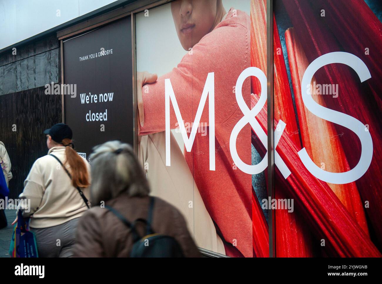 Leicester, Regno Unito. 15 novembre 2024. Marks e Spencer chiudono il loro negozio di Leicester. La High Street mostra una forte tensione dei consumatori mentre l’economia rallenta tra luglio e settembre, crescendo solo del 0,1%, e in realtà si è ridotta durante il mese di settembre stesso. Foto Stock