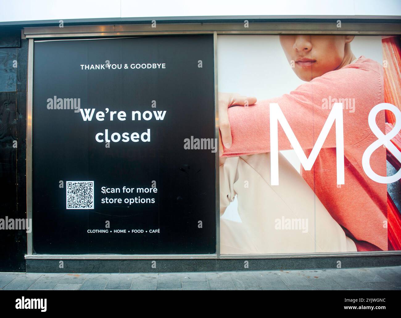 Leicester, Regno Unito. 15 novembre 2024. Marks e Spencer chiudono il loro negozio di Leicester. La High Street mostra una forte tensione dei consumatori mentre l’economia rallenta tra luglio e settembre, crescendo solo del 0,1%, e in realtà si è ridotta durante il mese di settembre stesso. Foto Stock