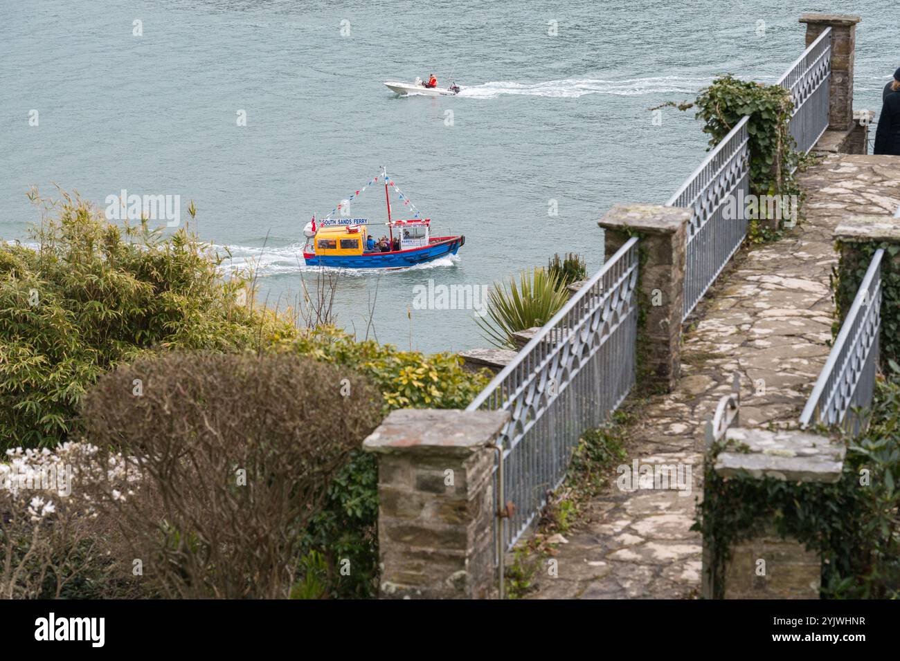 Traghetto South Sands passando per un motoscafo nell'estuario di Salcombe, visto dal ponte privato che attraversa Cliff Road, preso in un giorno di primavera. Foto Stock