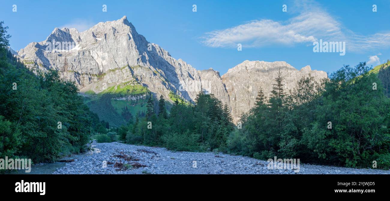 Le pareti nord dei monti Karwendel - pareti di Spritzkar spitze e Grubenkar spitze da Enger alto - Grosser Ahornboden vicolo. Foto Stock