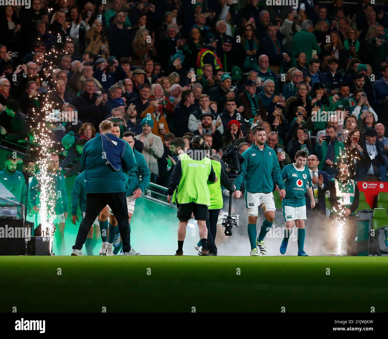 15 novembre 2024; Aviva Stadium, Dublino, Irlanda: Autunno Rugby International, Irlanda contro Argentina; la squadra irlandese esce dal tunnel verso il campo crediti: Action Plus Sports Images/Alamy Live News Foto Stock
