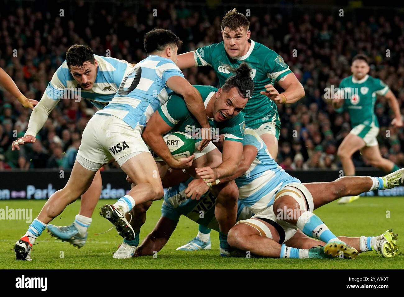 L'irlandese James Lowe (centro) viene affrontato dall'argentino Tomas Albornoz (a sinistra) durante la partita internazionale autunnale all'Aviva Stadium di Dublino. Data foto: Venerdì 15 novembre 2024. Foto Stock