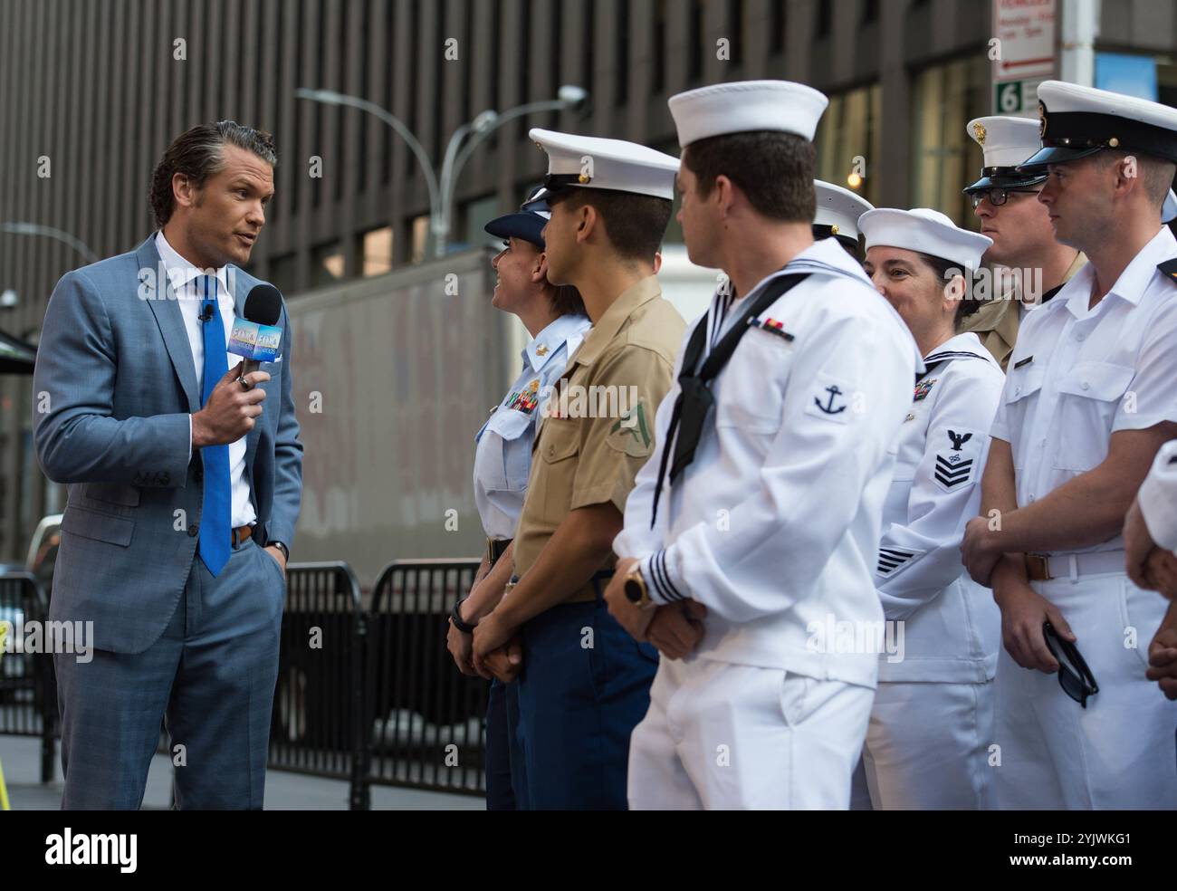 NEW YORK (26 maggio 2019) Pete Hegseth, collaboratore di Fox and Friends nello show televisivo mattutino, parla con i membri del servizio durante la Fleet Week New York (FWNY) 2019. La Fleet Week di New York, giunta al suo 31° anno, è la celebrazione storica dei servizi marittimi della città. Si tratta di un'opportunità senza precedenti per i cittadini di New York e dell'area dei tre stati circostanti per incontrare marinai, marines e guardie costiere, nonché per testimoniare in prima persona le ultime capacità dei servizi marittimi di oggi. (Foto della Marina degli Stati Uniti di Brianna Thompson, specialista della comunicazione di massa) Foto Stock