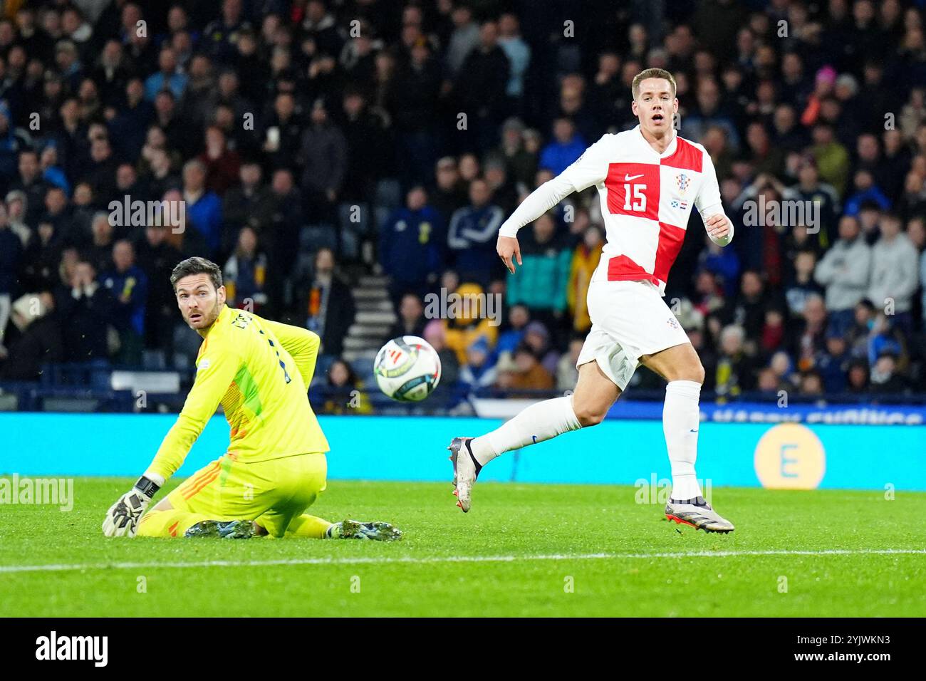 Mario Pasalic (a destra), croato, si occupa di aver sparato a lungo il gol durante la partita del gruppo A1 della UEFA Nations League a Hampden Park, Glasgow. Data foto: Venerdì 15 novembre 2024. Foto Stock