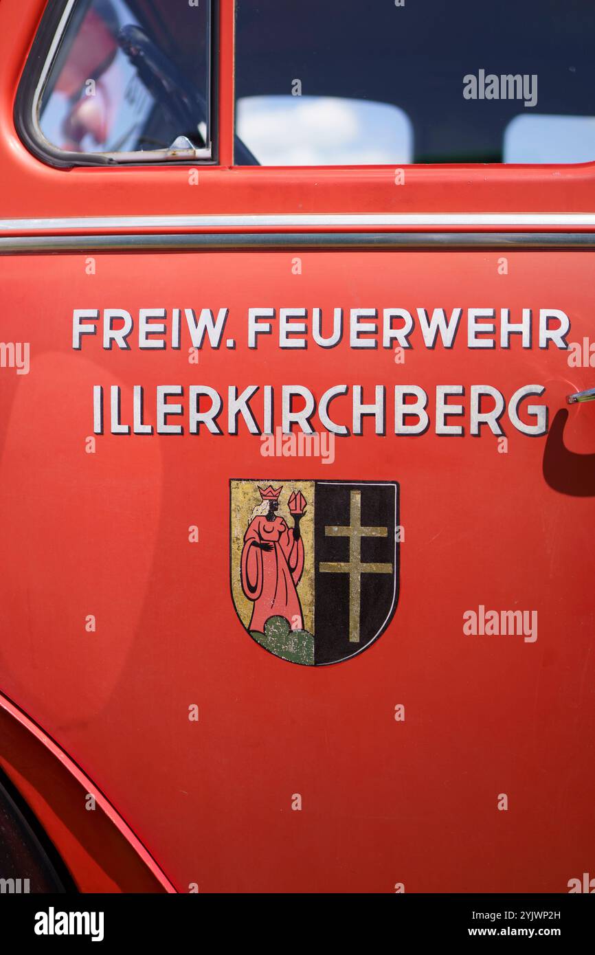 Iserlohn Gruermannscheide, NRW, Germania. 13 luglio 2024. Emblema dei vigili del fuoco della città di Illerkirchberg in Germania su un camion dei vigili del fuoco Foto Stock