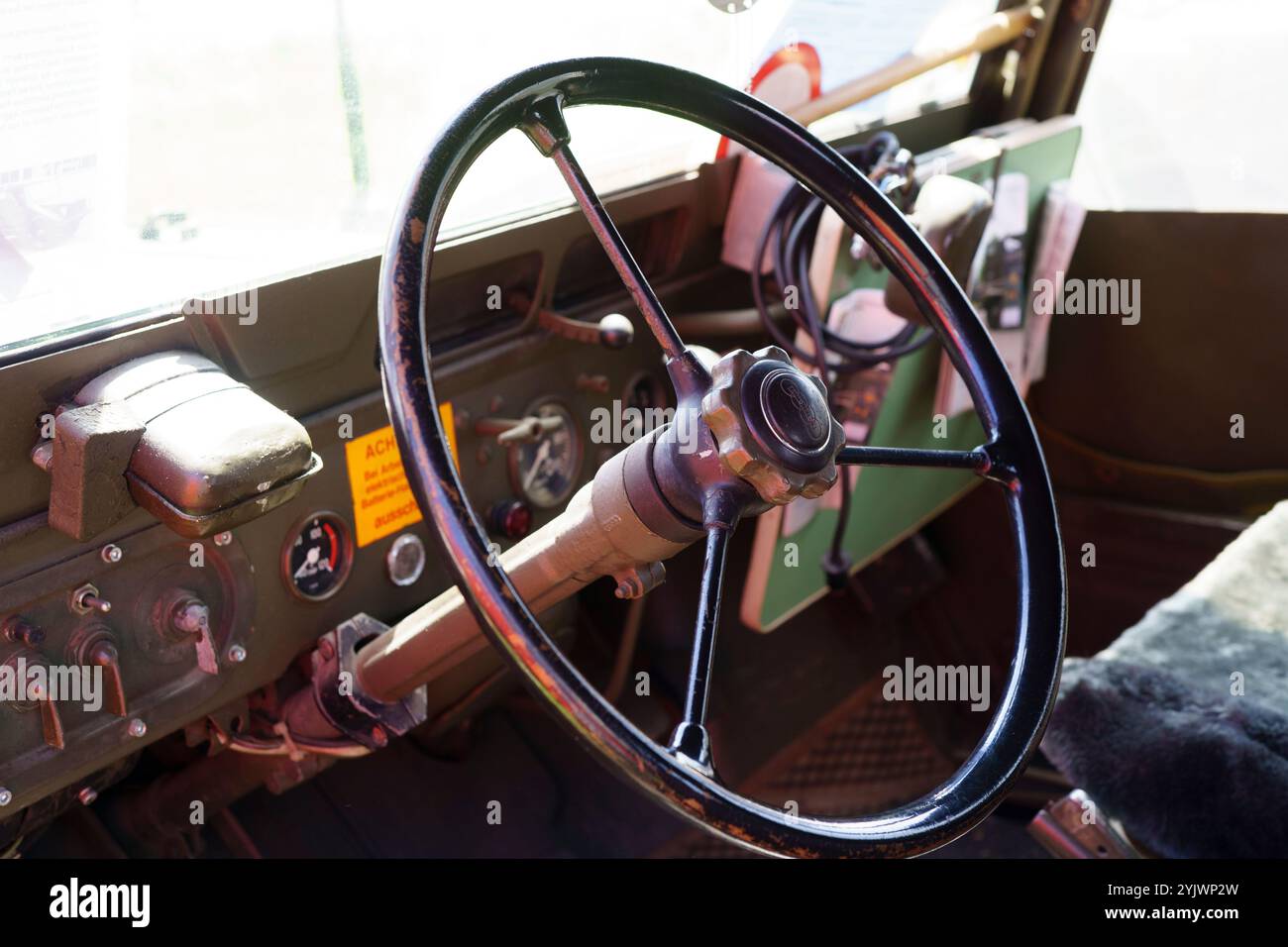 Iserlohn Gruermannscheide, NRW, Germania. 13 luglio 2024. Volante e cruscotto di una vecchia auto militare d'epoca AUTO UNION-DKW MUNGA F91/4 90 Foto Stock