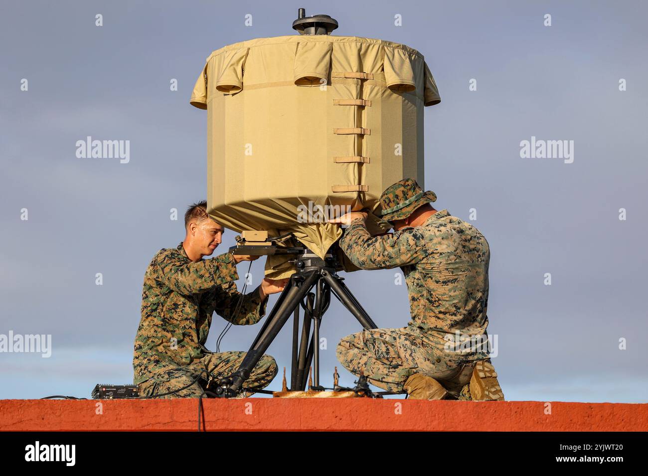 Ad esempio Shima, Okinawa, Giappone. 27 ottobre 2024. Jonathan F. Mikita, a sinistra, un sensore di supporto Marine e il sergente Michael J. Tatay, un tecnico di elettronica di artiglieria, entrambi con il 3rd Battalion, 12th Marine Littoral Regiment, 3d Marine Division, assemblano un leggero sistema radar contro-mortaio durante l'esercitazione Keen Sword 25 presso U.S. Marine Corps Training Facility IE Shima, Okinawa, Giappone, 27 ottobre 2024. La LC-MR consente le prove e il coordinamento del supporto aereo ravvicinato e degli incendi. Keen Sword è un'esercitazione biennale, congiunta e bilaterale di addestramento sul campo che coinvolge militari statunitensi e J Foto Stock