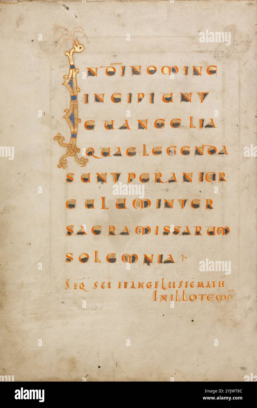 Pagina di Incipit decorata; Lettario evangelico, fine X secolo. Ulteriori informazioni: La prima pagina del lezionario ne spiega il contenuto con una rubrica scritta in monumentali capitelli rossi con afflussi d'oro e d'argento: In d[e]i nomine incipiunt evangelia quae legenda sunt per ani circulum inter sacra missarum solemnia (in nome di Dio, qui iniziano i Vangeli che vengono letti durante tutto l'anno nella Santa liturgia della messa). L'iniziale in oro e argento i, la prima lettera della rubrica, è più grande di tutte le altre lettere ed è trattata come un gambo di vite angolare che termina con la testa di un'anatra su Foto Stock