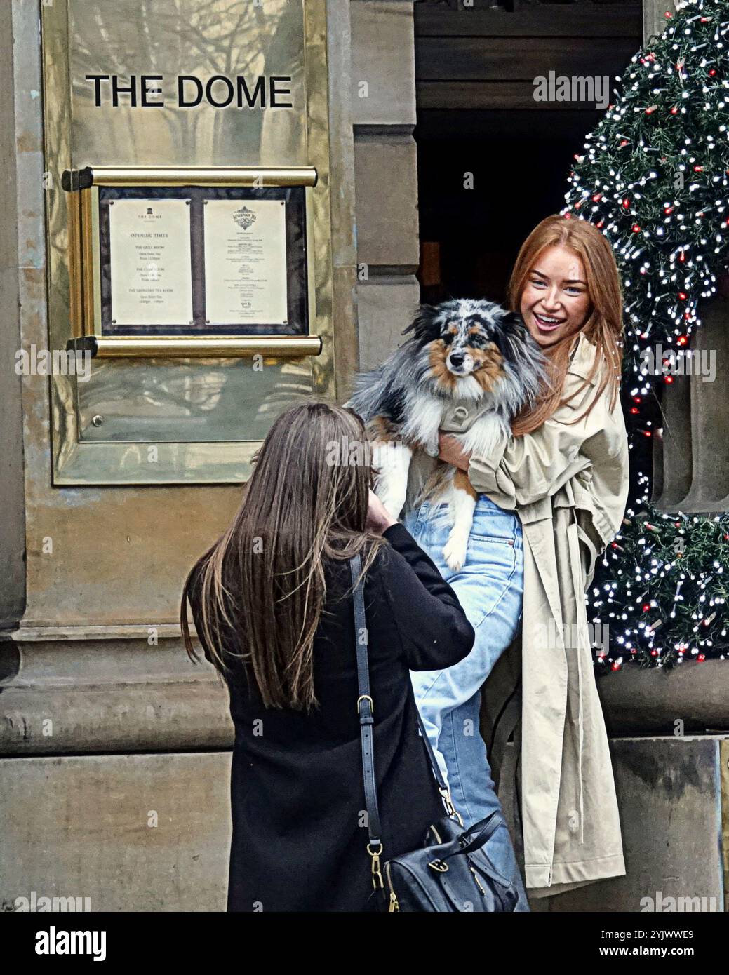 Edimburgo, Scozia, Regno Unito. 14 novembre 2024. Meteo nel Regno Unito: L'oscurità anticiclonica del clima autunnale ha visto l'arrivo del natale a edimburgo con il ristorante dome in george Street che ha scoperto il suo famoso fronte natalizio. Credit Gerard Ferry/Alamy Live News Foto Stock