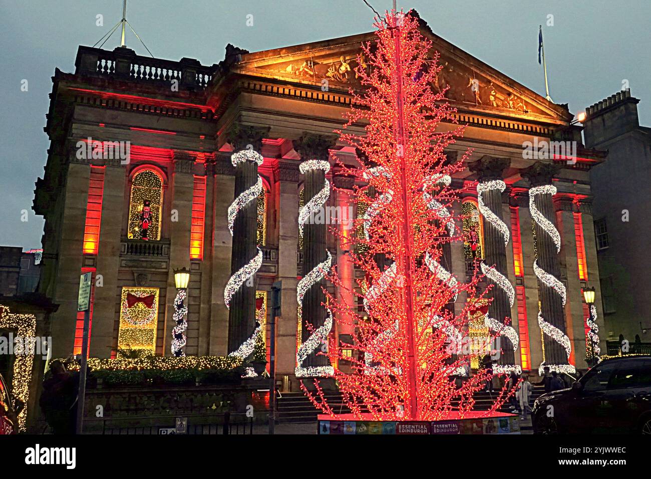 Edimburgo, Scozia, Regno Unito. 14 novembre 2024. Meteo nel Regno Unito: L'oscurità anticiclonica del clima autunnale ha visto l'arrivo del natale a edimburgo con il ristorante dome in george Street che ha scoperto il suo famoso fronte natalizio. Credit Gerard Ferry/Alamy Live News Foto Stock
