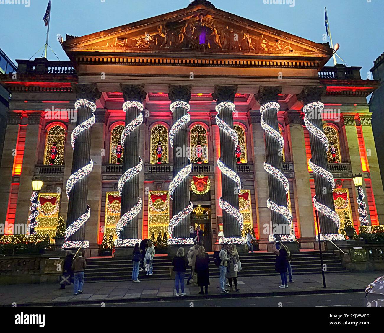 Edimburgo, Scozia, Regno Unito. 14 novembre 2024. Meteo nel Regno Unito: L'oscurità anticiclonica del clima autunnale ha visto l'arrivo del natale a edimburgo con il ristorante dome in george Street che ha scoperto il suo famoso fronte natalizio. Credit Gerard Ferry/Alamy Live News Foto Stock