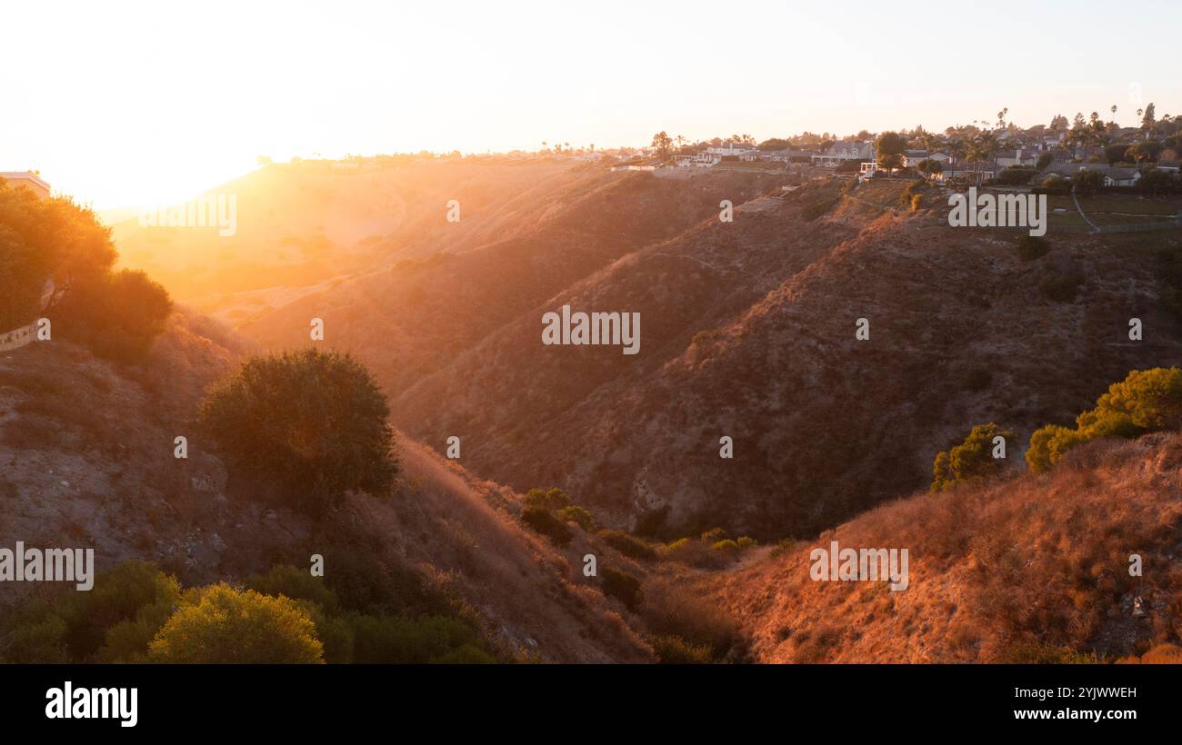 Vista al tramonto del quartiere di Rancho Palos Verdes, California, USA, dove le frane stanno erodendo le piste. Foto Stock