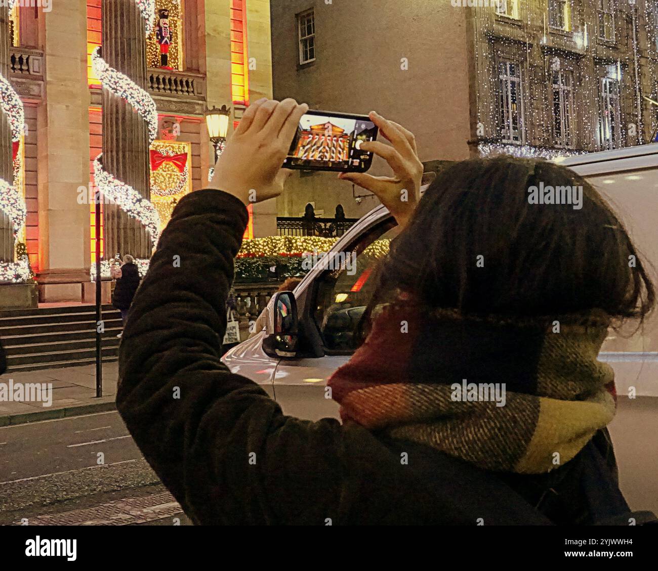 Edimburgo, Scozia, Regno Unito. 14 novembre 2024. Meteo nel Regno Unito: L'oscurità anticiclonica del clima autunnale ha visto l'arrivo del natale a edimburgo con il ristorante dome in george Street che ha scoperto il suo famoso fronte natalizio. Credit Gerard Ferry/Alamy Live News Foto Stock