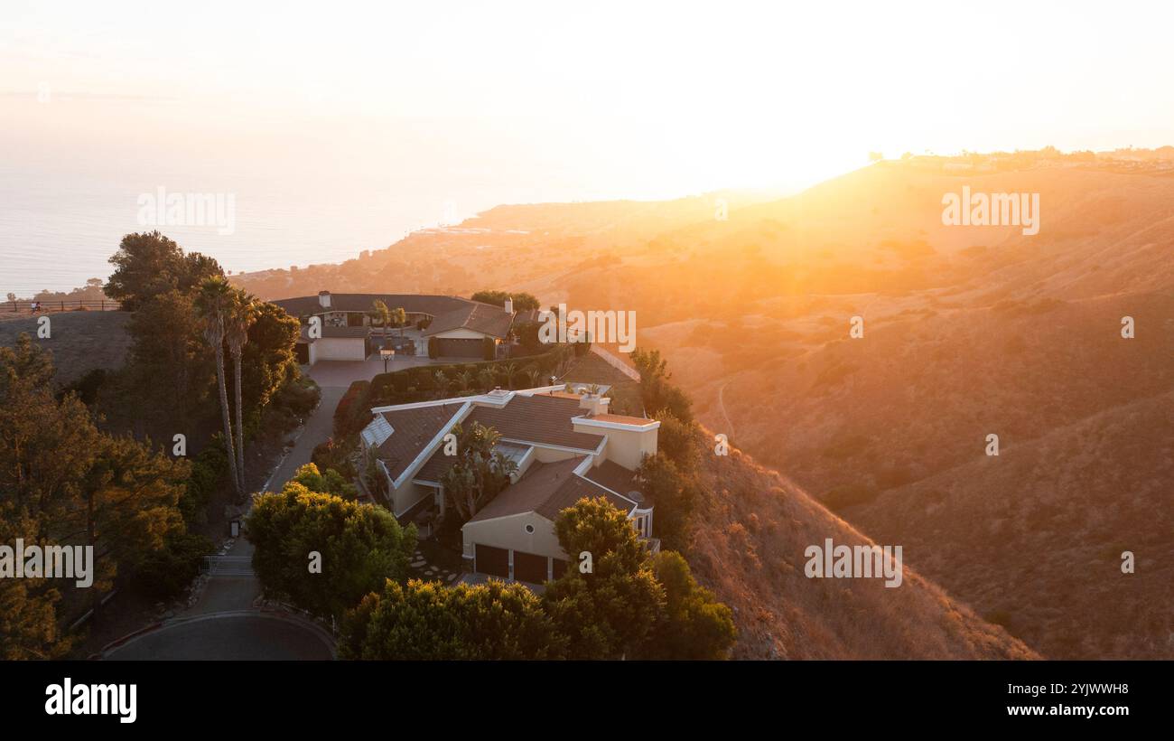 Vista al tramonto del quartiere di Rancho Palos Verdes, California, USA, dove le frane stanno erodendo le piste. Foto Stock