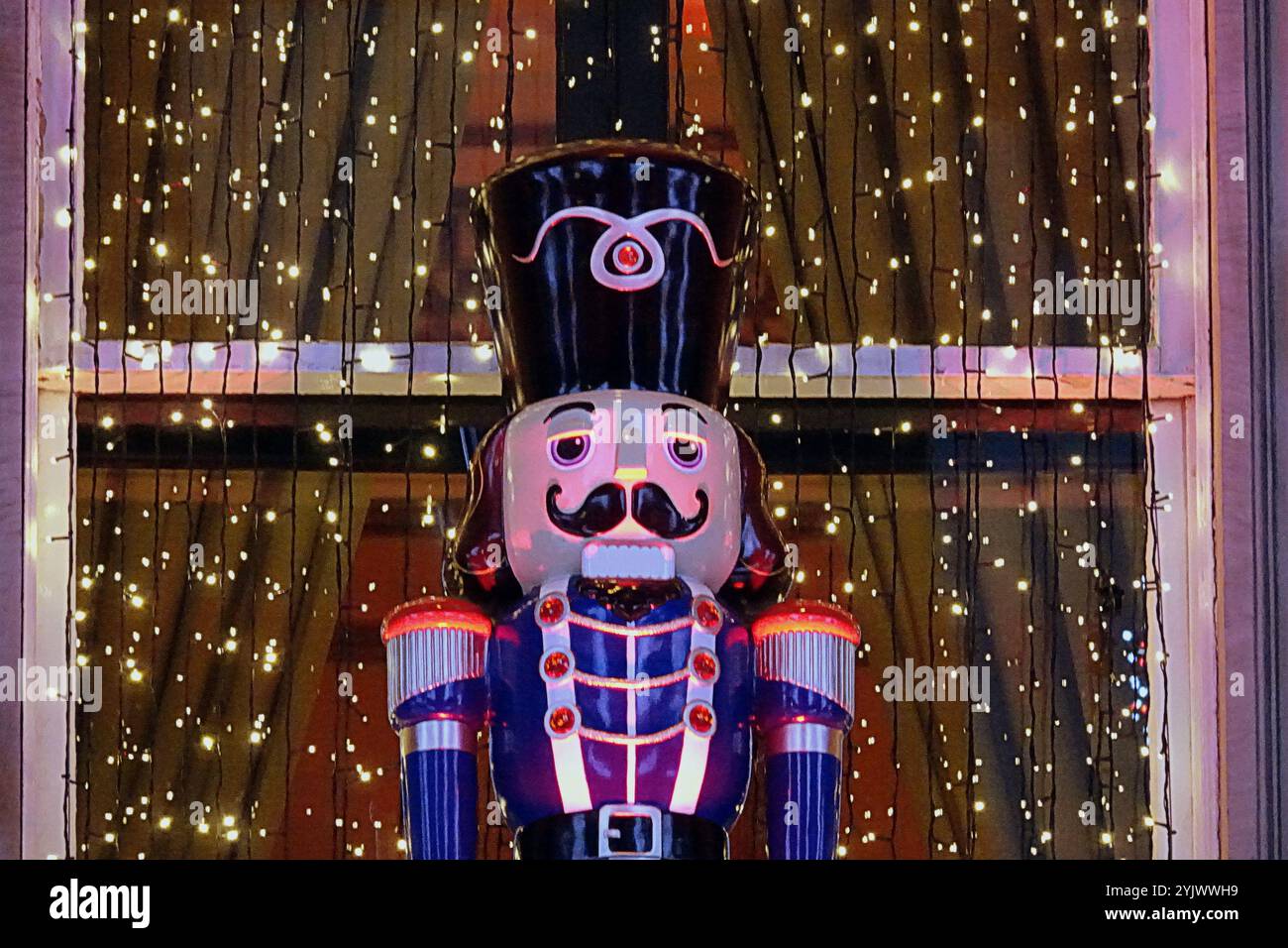 Edimburgo, Scozia, Regno Unito. 14 novembre 2024. Meteo nel Regno Unito: L'oscurità anticiclonica del clima autunnale ha visto l'arrivo del natale a edimburgo con il ristorante dome in george Street che ha scoperto il suo famoso fronte natalizio. Credit Gerard Ferry/Alamy Live News Foto Stock