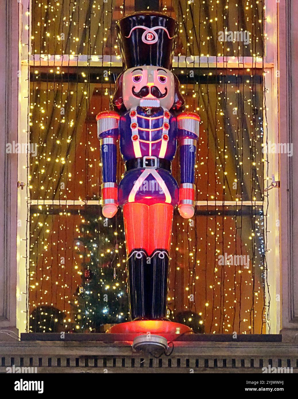 Edimburgo, Scozia, Regno Unito. 14 novembre 2024. Meteo nel Regno Unito: L'oscurità anticiclonica del clima autunnale ha visto l'arrivo del natale a edimburgo con il ristorante dome in george Street che ha scoperto il suo famoso fronte natalizio. Credit Gerard Ferry/Alamy Live News Foto Stock