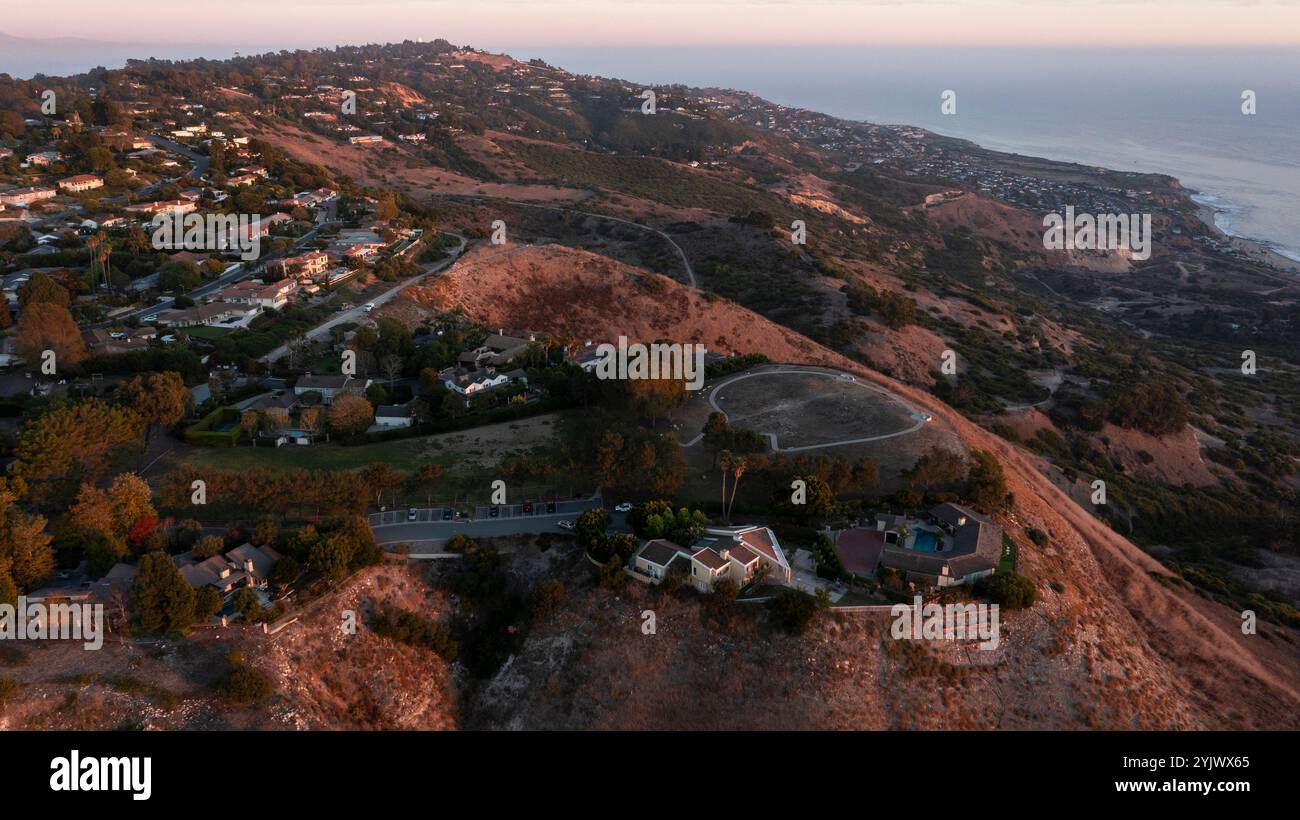 Vista al tramonto del quartiere di Rancho Palos Verdes, California, USA, dove le frane stanno erodendo le piste. Foto Stock