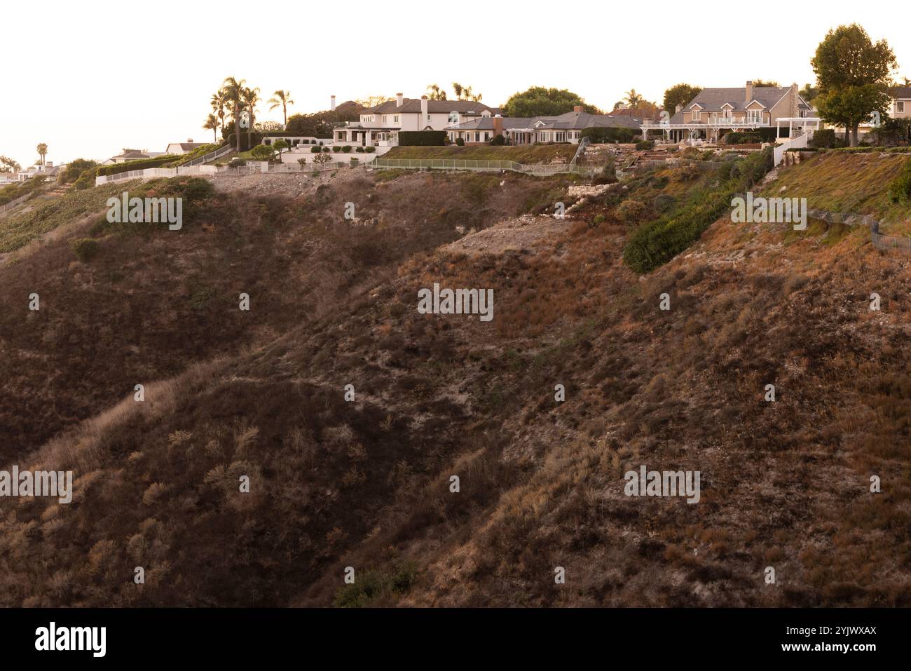 Vista al tramonto del quartiere di Rancho Palos Verdes, California, USA, dove le frane stanno erodendo le piste. Foto Stock