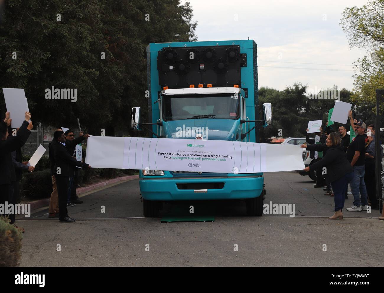 H2Rescue guida attraverso il traguardo, stabilendo un record per la distanza più lunga da un veicolo elettrico a celle a combustibile a idrogeno, camion per impieghi gravosi senza rifornimento di carburante Foto Stock
