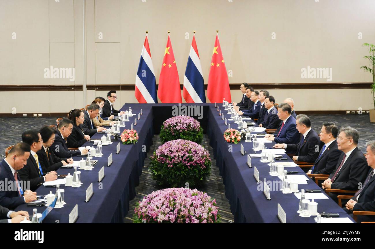 Lima, Perù. 15 novembre 2024. Il presidente cinese Xi Jinping incontra il primo ministro tailandese Paetongtarn Shinawatra a margine del 31° incontro dei leader economici APEC a Lima, Perù, 15 novembre 2024. Crediti: Ding Lin/Xinhua/Alamy Live News Foto Stock