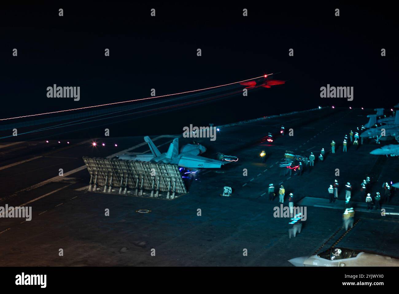 241111-N-AB116-9072 U.S. CENTRAL COMMAND AREA OF RESPONSIBILITY (11 novembre 2024) un F/A-18E Super Hornet, attaccato allo Strike Fighter Squadron (VFA) 14, lancia dal ponte di volo della portaerei classe Nimitz USS Abraham Lincoln (CVN 72). (Foto ufficiale della Marina degli Stati Uniti) Foto Stock