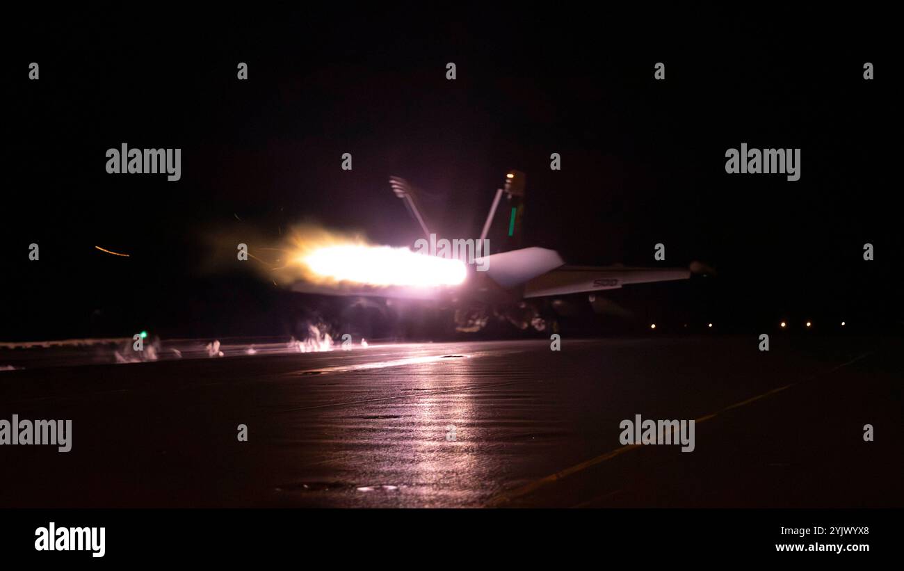 241111-N-AB116-3658 U.S. CENTRAL COMMAND AREA OF RESPONSIBILITY (11 novembre 2024) un EA-18G Growler, attaccato al Electronic Attack Squadron (VAQ) 133, lancia dal ponte di volo della portaerei classe Nimitz USS Abraham Lincoln (CVN 72). (Foto ufficiale della Marina degli Stati Uniti) Foto Stock