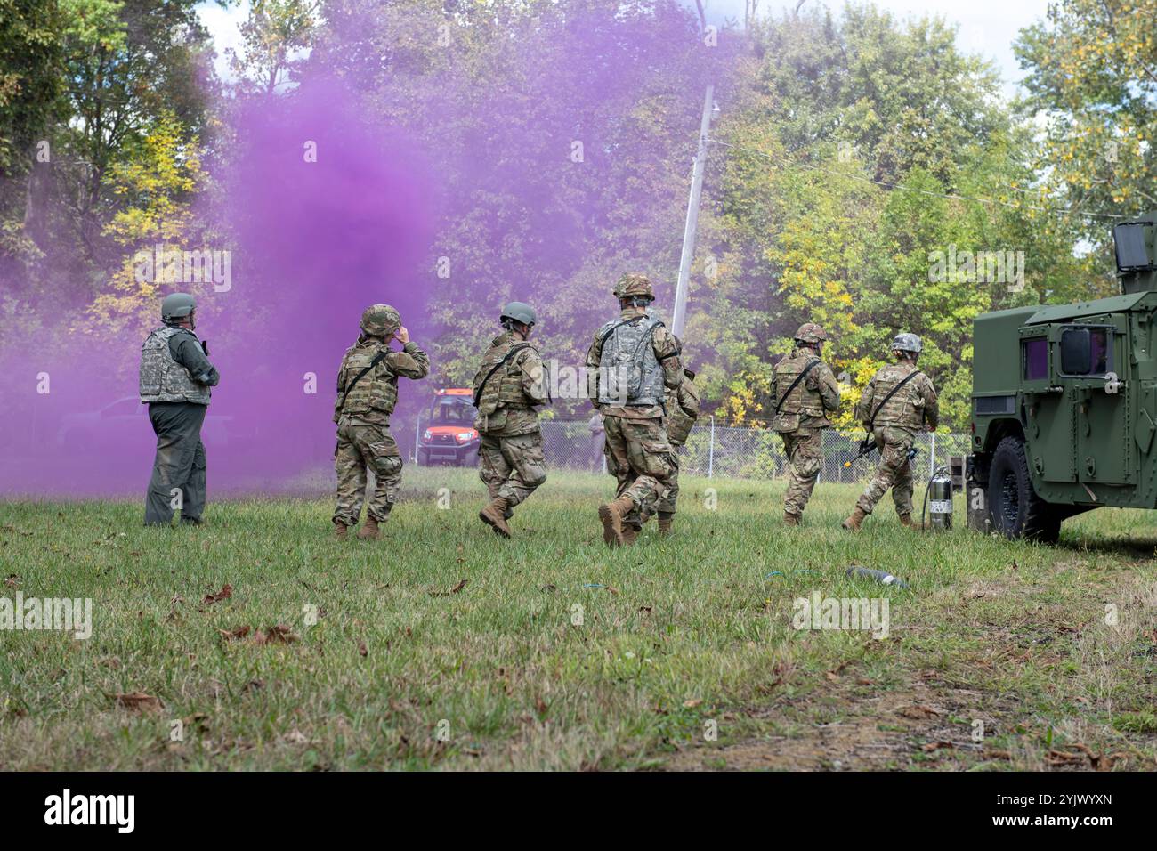 Un gruppo di avieri ha esplorato un'area boscosa, alla ricerca di aree sicure durante un ambiente di distribuzione simulato Ohio Air National Guard Leadership Symposium presso Camp Perry Joint Training Center a Port Clinton, Ohio, 25 settembre 2024. L'evento di più giorni per i responsabili e i sottufficiali aziendali si è concentrato sullo sviluppo professionale, briefing, sfide di leadership e formazione sulla preparazione. (Foto della U.S. Air National Guard di Airman 1st Class Camren Ray, 180th Fighter Wing Public Affairs) Foto Stock