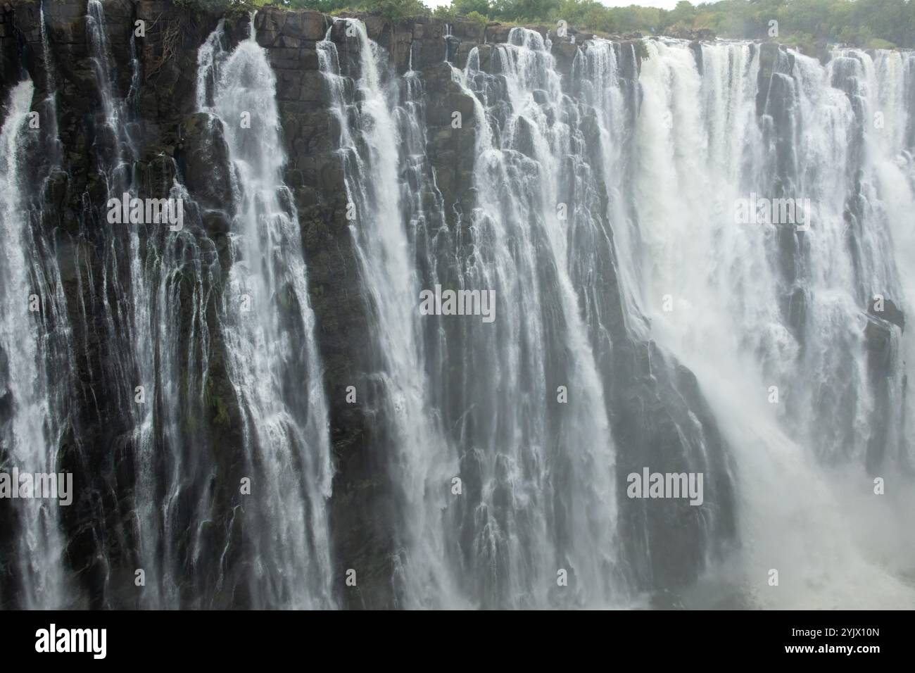 Le splendide Cascate Vittoria, una cascata sul fiume Zambesi, patrimonio dell'umanità dell'UNESCO Foto Stock