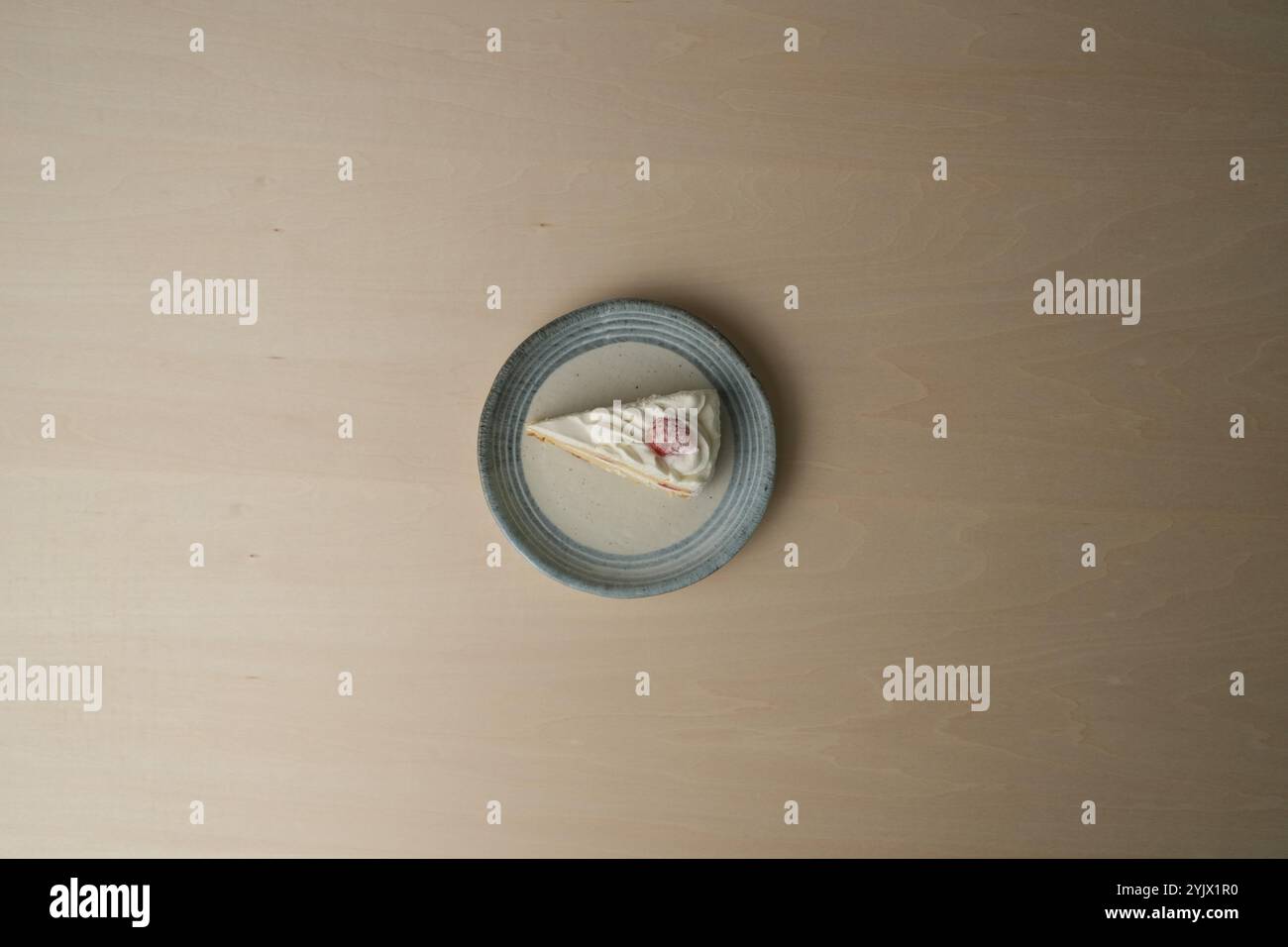 Shortcake giapponese alle fragole su ogni piatto grande e piccolo su un tavolo di legno. Foto Stock