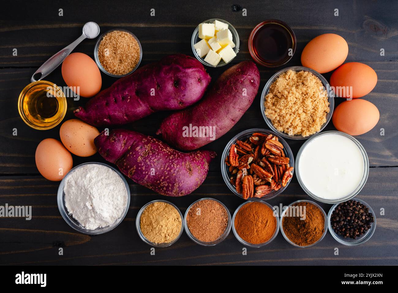 Torta di patate dolci con crosta di pecan ingredienti: Patate dolci viola, noci, spezie, bourbon, uova, e altri ingredienti per torte fatti in casa Foto Stock