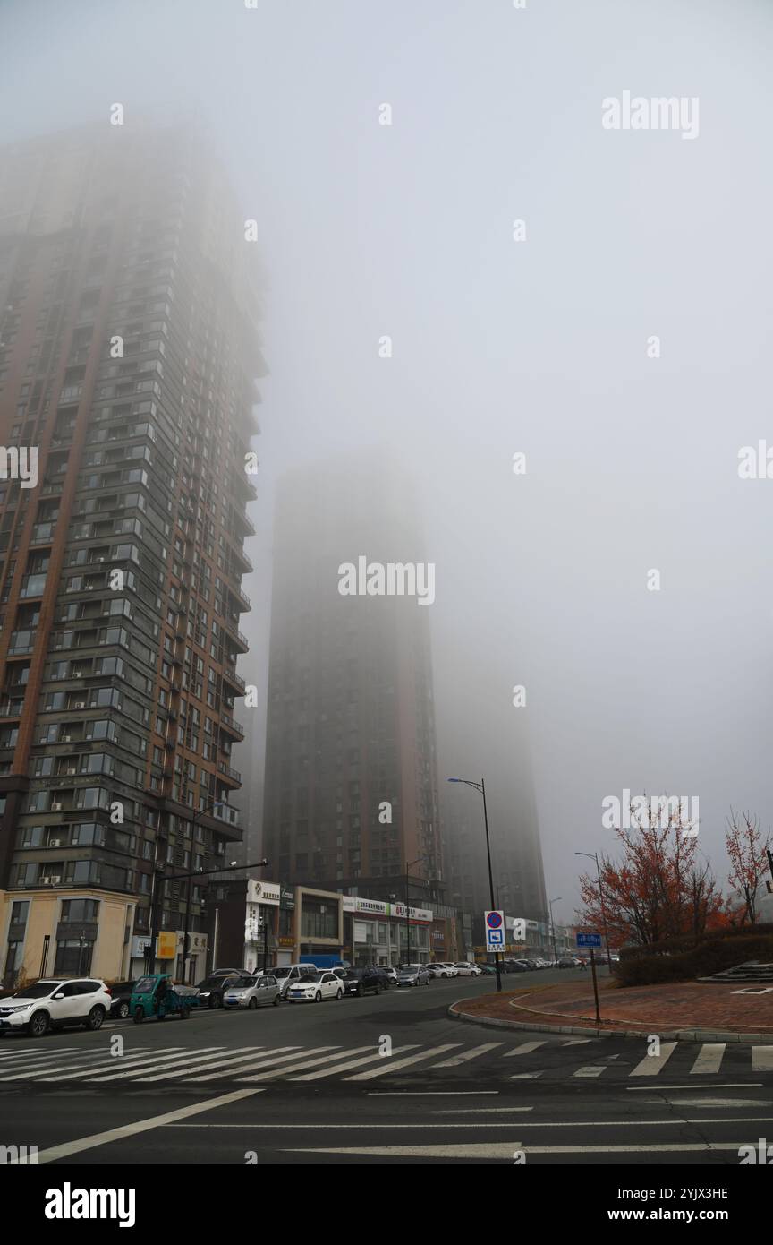 JILIN, CINA - 15 NOVEMBRE 2024 - la foto scattata il 15 novembre 2024 mostra una proprietà urbana in forte nebbia nella città di Jilin, provincia di Jilin nella Cina nord-orientale Foto Stock