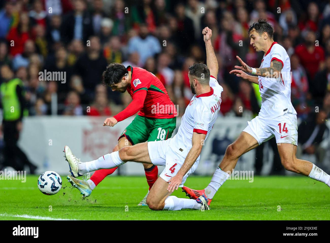 Dragon Stadium, Oporto, Portogallo. 15 novembre 2024. Nella foto da sinistra a destra, Pedro Neto, Sebastian Walukiewicz, Jakub Kiwior alla partita Portogallo vs Polonia, UEFA NATIONS LEAGUE. Crediti: Victor Sousa/Alamy Live News Foto Stock