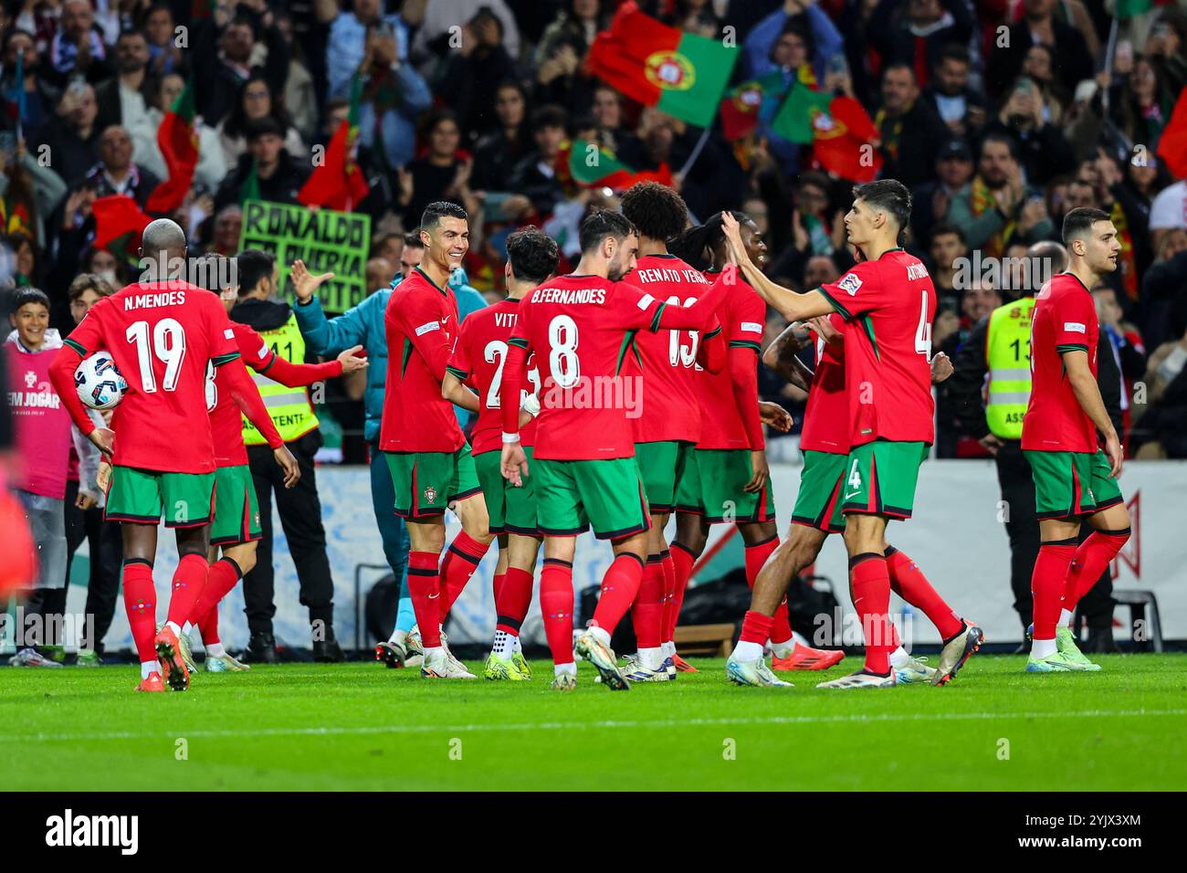 Dragon Stadium, Oporto, Portogallo. 15 novembre 2024. Nella foto da sinistra a destra, Bruno Fernandes, Cristiano Ronaldo alla partita Portogallo vs Polonia, UEFA NATIONS LEAGUE. Crediti: Victor Sousa/Alamy Live News Foto Stock