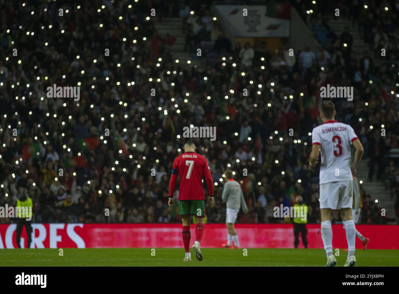 Porto, Portogallo. 15 novembre 2024. PORTO, PORTOGALLO - 15 NOVEMBRE: Cristiano Ronaldo reagisce durante la partita del gruppo A1 della UEFA Nation League tra Portogallo e Polonia allo stadio Dragão il 15 novembre 2024 a Porto, Portogallo. (Foto di Sergio Mendes/PxImages) credito: PX Images/Alamy Live News Foto Stock