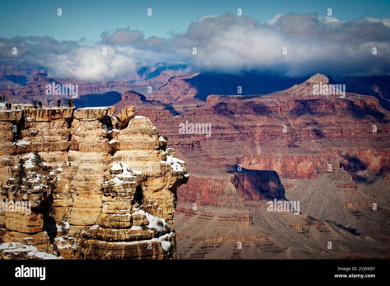 Mather Point, situato sul versante sud del Grand Canyon in Arizona, offre uno dei punti panoramici più iconici e facilmente accessibili del parco. Foto Stock