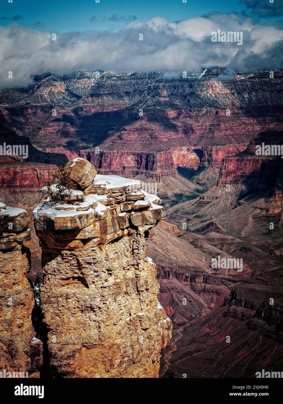 Mather Point, sul versante sud del Grand Canyon in Arizona, offre una delle viste più iconiche e accessibili del parco. Foto Stock Mather Point, sul versante sud del Grand Canyon in Arizona, offre una delle viste più iconiche e accessibili del parco. Foto Stock