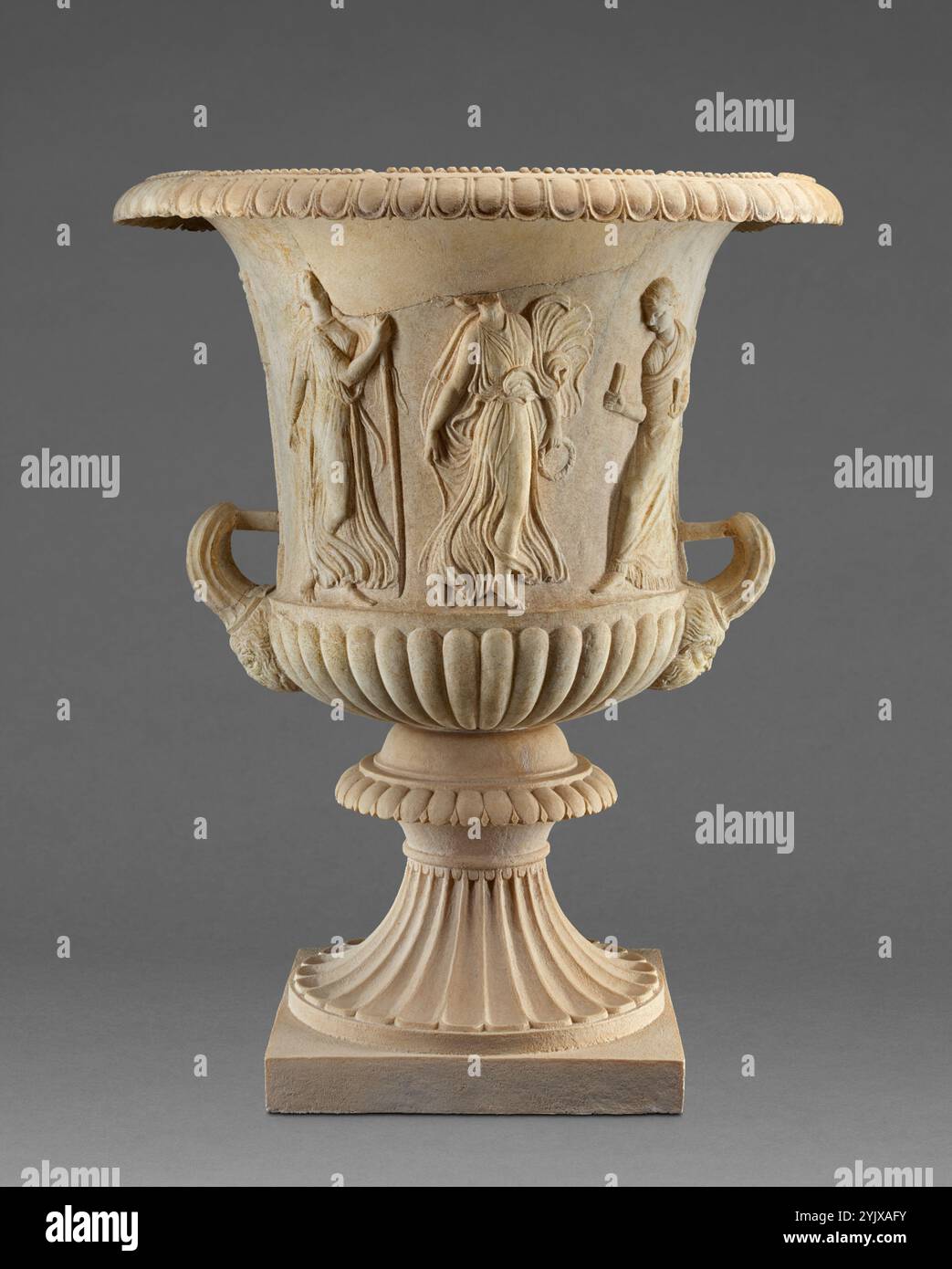 Calyx Krater, 25 a.C.-D.C. 25. Ulteriori informazioni: Un fregio di sei donne danzanti circonda il corpo di questo krater (recipiente di miscelazione). Due hanno strumenti musicali: Doppio tubo e castanette. Pose estatiche, tendaggi vorticosi e il thrysos (bastone rituale) tenuto da una donna li identificano come maenadi, seguaci femminili del dio del vino Dioniso. Le maniglie del vaso terminano in teste satyrs’. I satiri - dèi boscosi e ubriachi rappresentati nell'arte romana come uomini con orecchie di capra, coda, gambe e corna - erano anche compagni della divinità. Posizionato sopra una delle maniglie è un re votivo Foto Stock