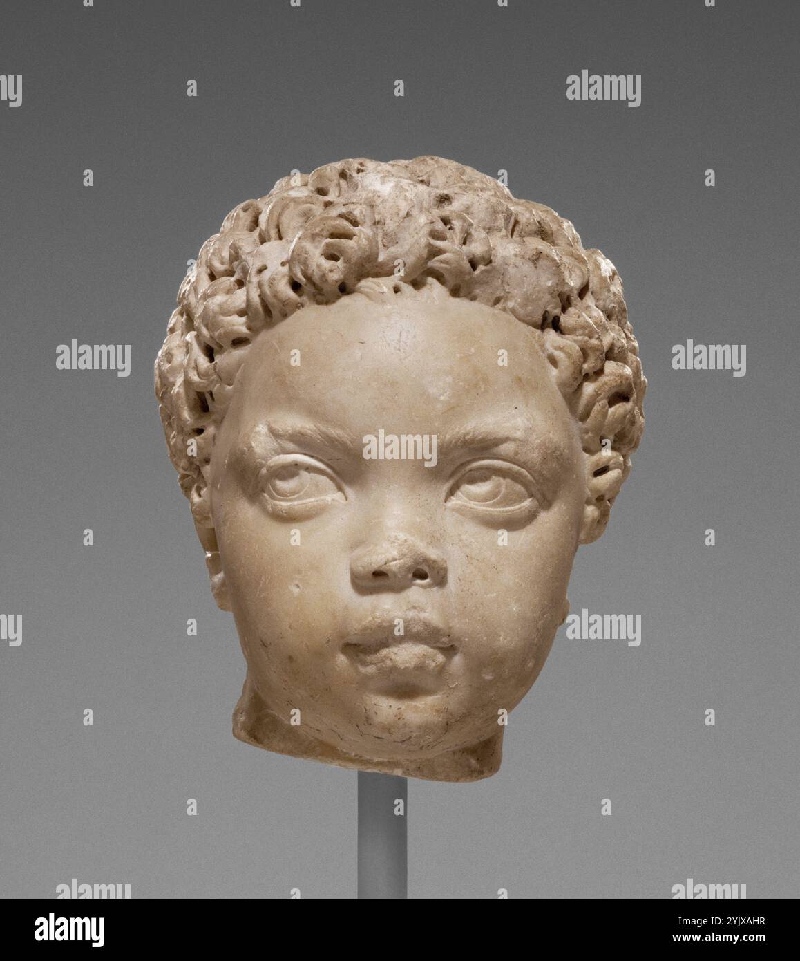 Ritratto di un bambino, d.C. 150-200. Ulteriori informazioni: Questo bambino, probabilmente un bambino di età precoce, è tra i ritratti più sensibili di bambini molto piccoli conosciuti nell'arte romana. Rotta al collo, la testa si sarebbe seduta su una statua a tutta lunghezza o su un busto. Diverse caratteristiche di questo ritratto sono caratteristiche della scultura romana nel periodo Antonino (138-192), come l'interesse per l'osservazione della personalità, raffigurando il movimento e texture contrastanti come la pelle lucida e la resa impressionistica dei capelli. I riccioli stretti e alcuni dei suoi tratti facciali sono stati curati da bambino Foto Stock