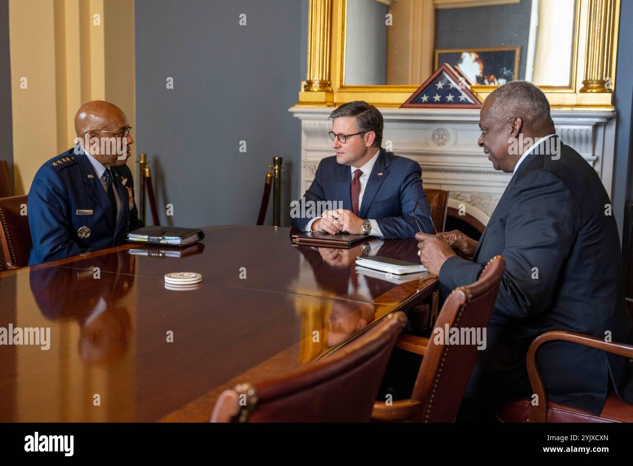 Il Segretario alla difesa Lloyd J. Austin III e il Presidente del Joint Chiefs of staff U.S. Gen. CQ Brown Jr. Incontrano il Presidente della camera Mike Johnson al Capitol Building, Washington, D.C. 1 novembre 2023. (Foto DoD dell'aviatore senior dell'aeronautica militare statunitense Cesar J. Navarro) Foto Stock