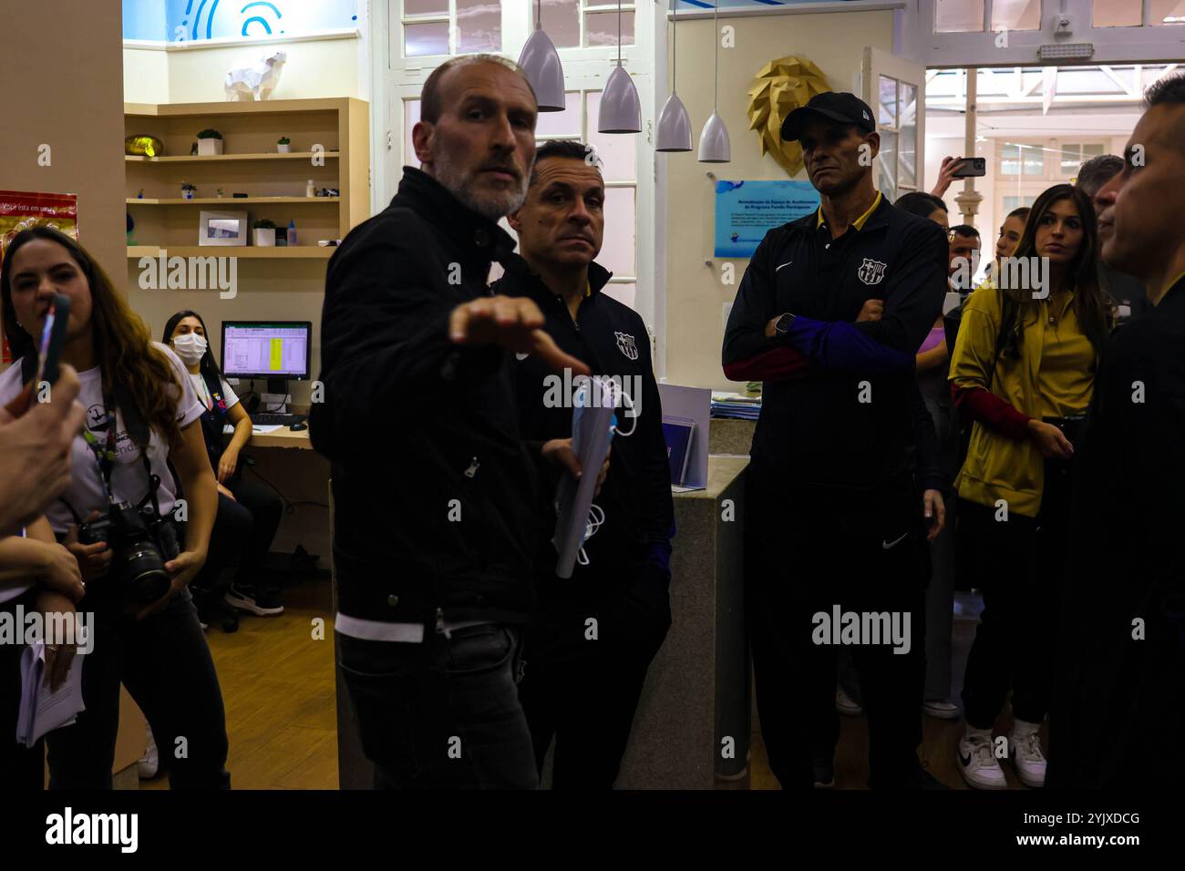 Curitiba, Parana, Brasile. 15 novembre 2024. Curitiba (pr), 11/15/2024 - ex giocatori/ospedale di barcellona pequeno principe/filha do pele - l'ex giocatore del rivaldo accompagnato da ex giocatori del barcellona che si trovano nella capitale parana, ha visitato l'ospedale pequeno principe a curitiba il pomeriggio di questo venerdì 15 novembre 2024, mr. Jose alvaro carneiro, direttore aziendale, accompagnò i membri del barcellona e tra questi vi erano gli ex giocatori, adriano, javier saviola e sergi Barjuan. (Foto: Edson De Souza/Thenews2/Zumapress) (immagine di credito: © Edson Teodoro De Souza/TheNEWS2 via Z Foto Stock