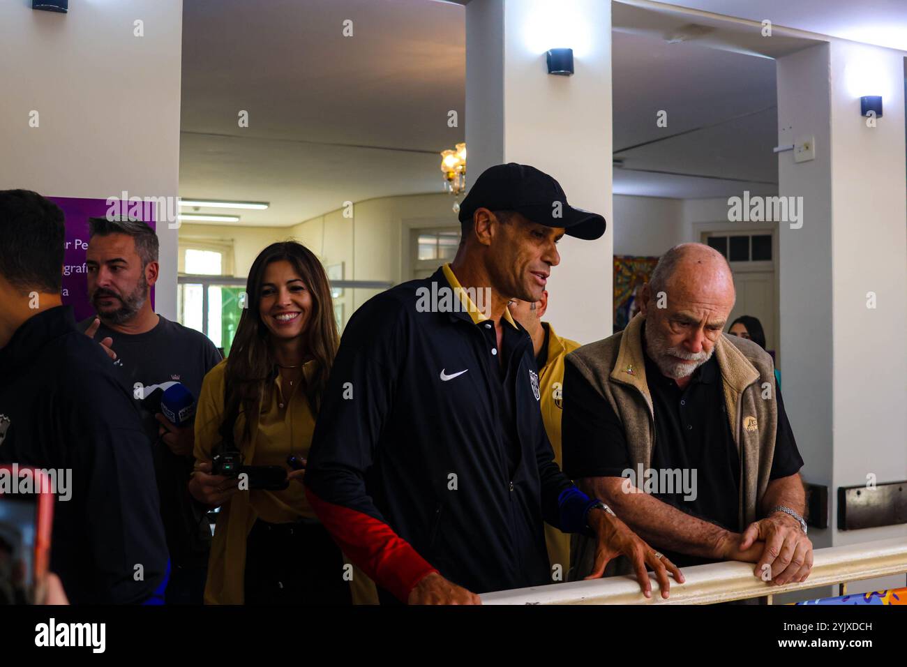 Curitiba, Parana, Brasile. 15 novembre 2024. Curitiba (pr), 11/15/2024 - ex giocatori/ospedale di barcellona pequeno principe/filha do pele - l'ex giocatore del rivaldo accompagnato da ex giocatori del barcellona che si trovano nella capitale parana, ha visitato l'ospedale pequeno principe a curitiba il pomeriggio di questo venerdì 15 novembre 2024, mr. Jose alvaro carneiro, direttore aziendale, accompagnò i membri del barcellona e tra questi vi erano gli ex giocatori, adriano, javier saviola e sergi Barjuan. (Foto: Edson De Souza/Thenews2/Zumapress) (immagine di credito: © Edson Teodoro De Souza/TheNEWS2 via Z Foto Stock